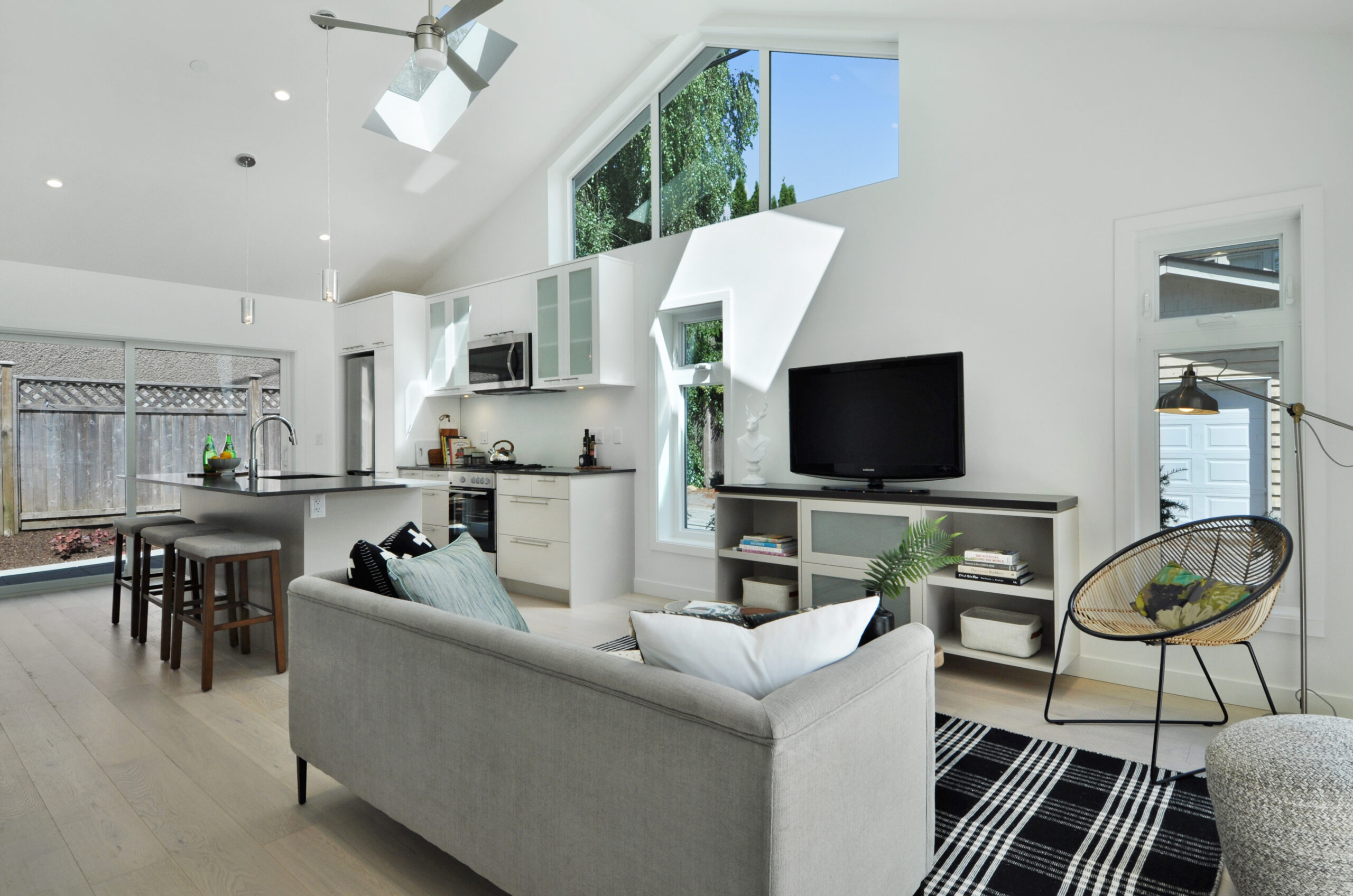 Vancouver Home Builder Shares Breezy and Bright 2025 Summer Decor Trends to Transform Your Space 